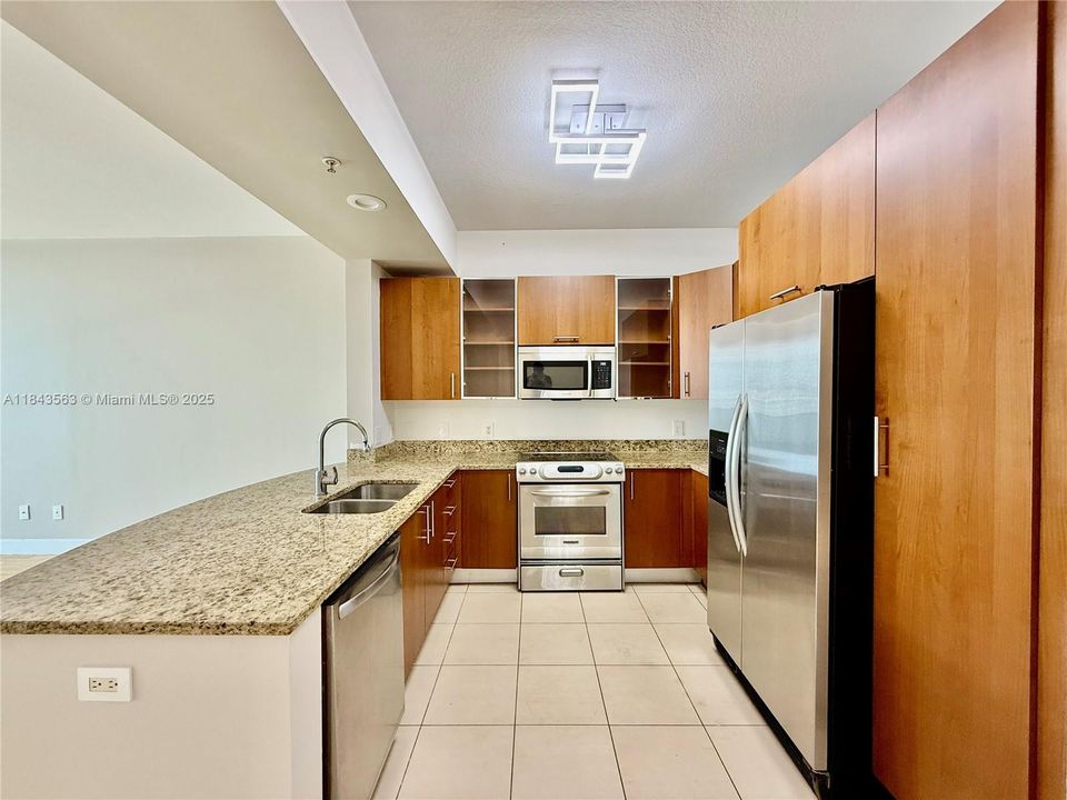 Recently Rented: $3,000 (1 beds, 1 baths, 974 Square Feet)