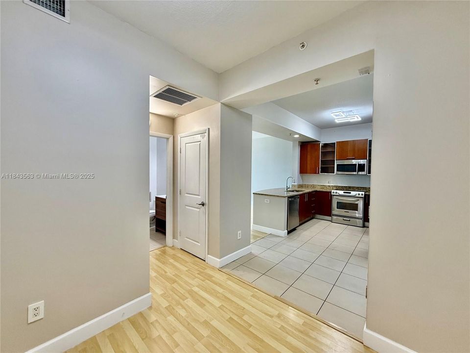 Recently Rented: $3,000 (1 beds, 1 baths, 974 Square Feet)