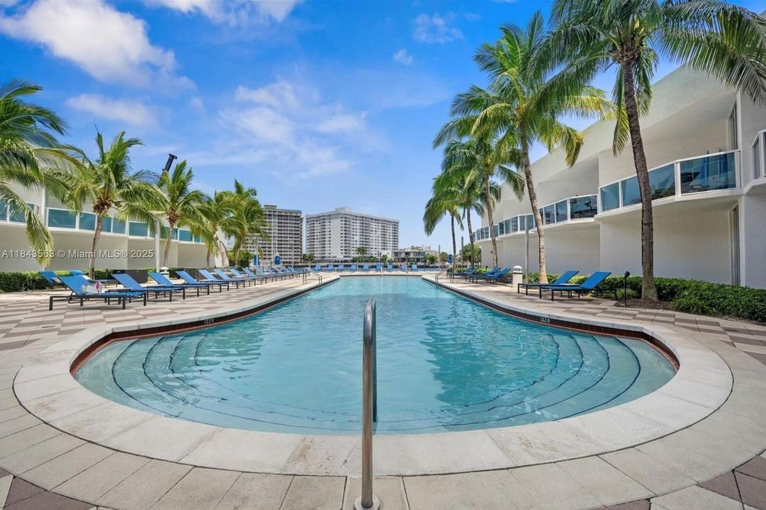 Recently Rented: $3,000 (1 beds, 1 baths, 974 Square Feet)