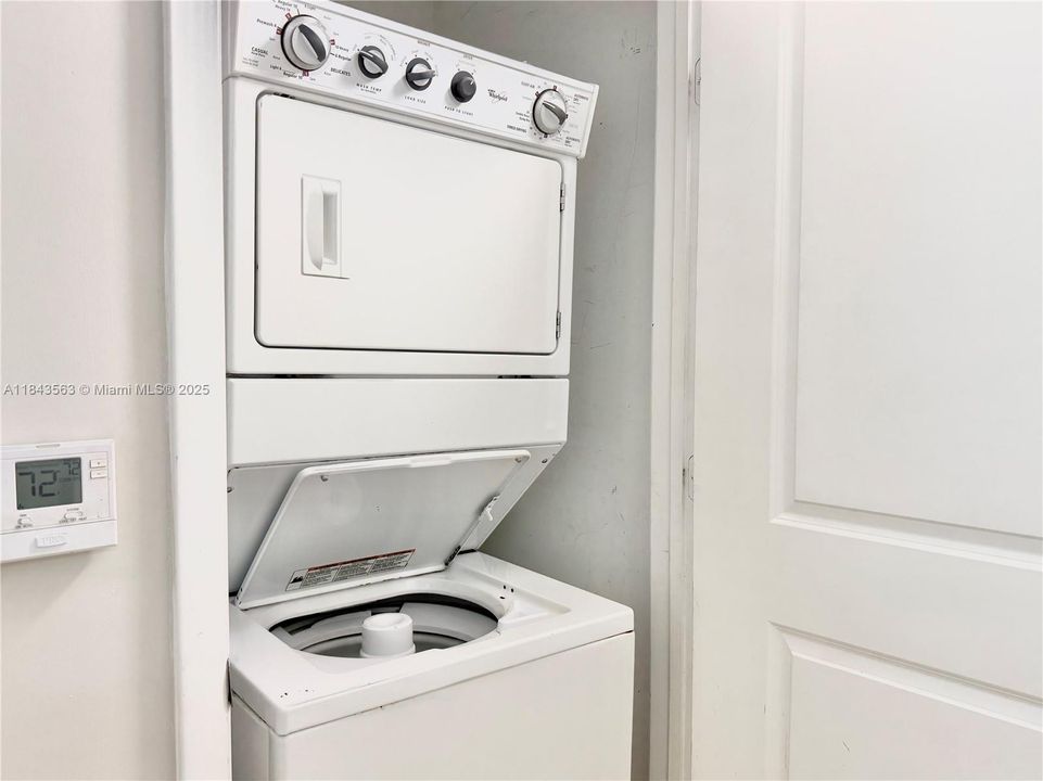 Recently Rented: $3,000 (1 beds, 1 baths, 974 Square Feet)