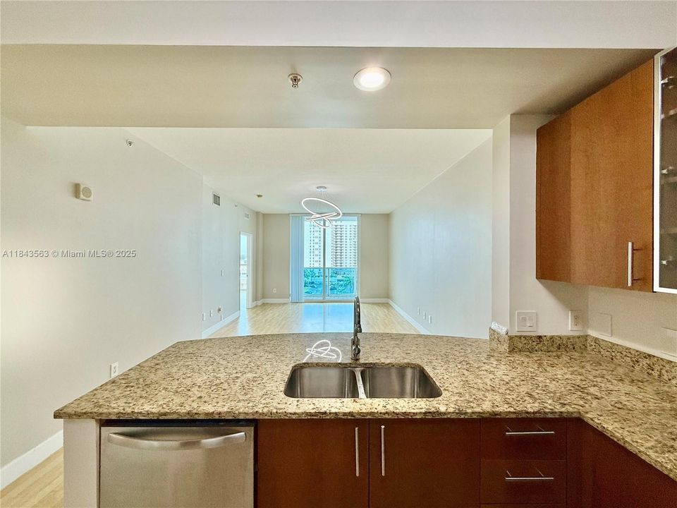 Recently Rented: $3,000 (1 beds, 1 baths, 974 Square Feet)