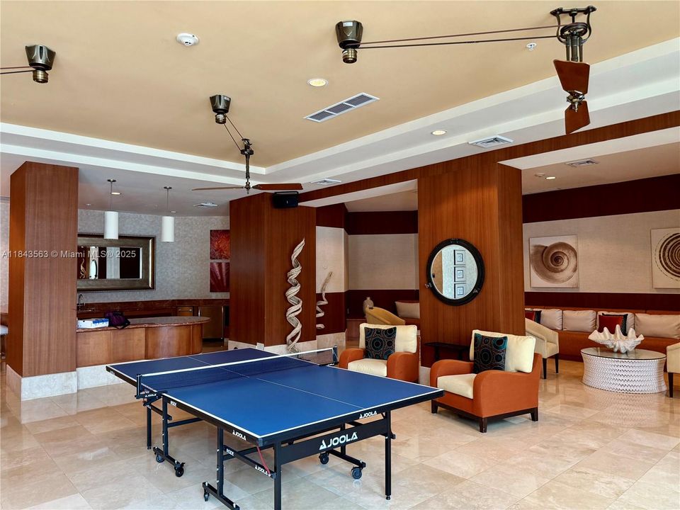 Recently Rented: $3,000 (1 beds, 1 baths, 974 Square Feet)