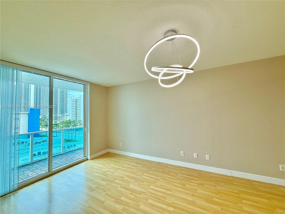 Recently Rented: $3,000 (1 beds, 1 baths, 974 Square Feet)