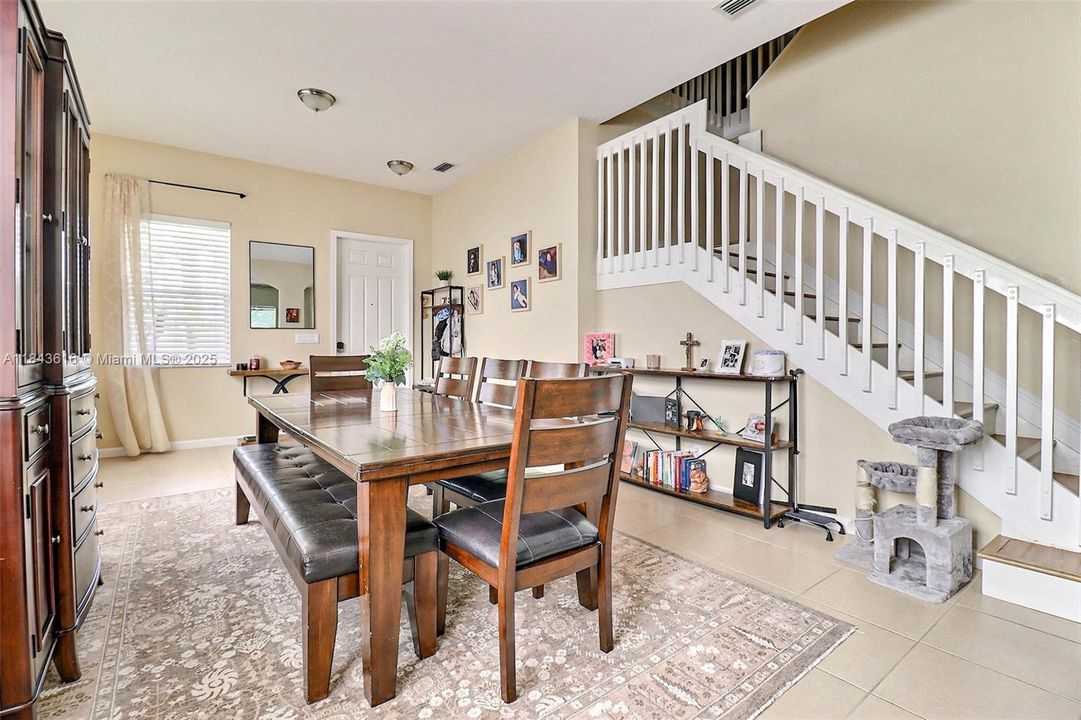 Activo con contrato: $639,900 (5 camas, 3 baños, 3119 Pies cuadrados)