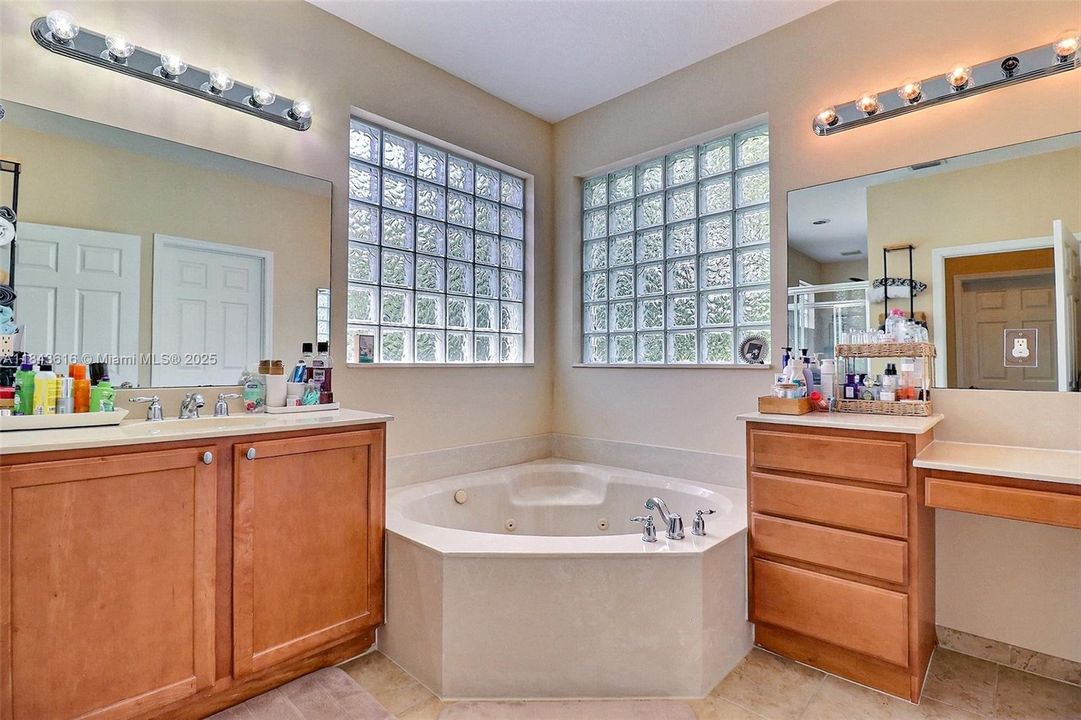 Activo con contrato: $639,900 (5 camas, 3 baños, 3119 Pies cuadrados)