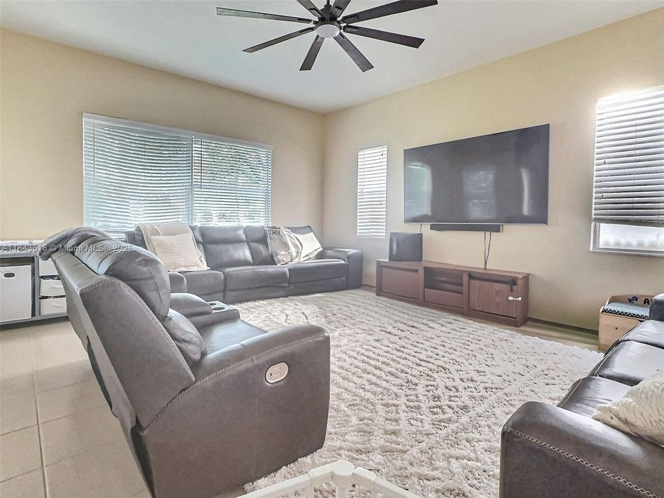 Activo con contrato: $639,900 (5 camas, 3 baños, 3119 Pies cuadrados)