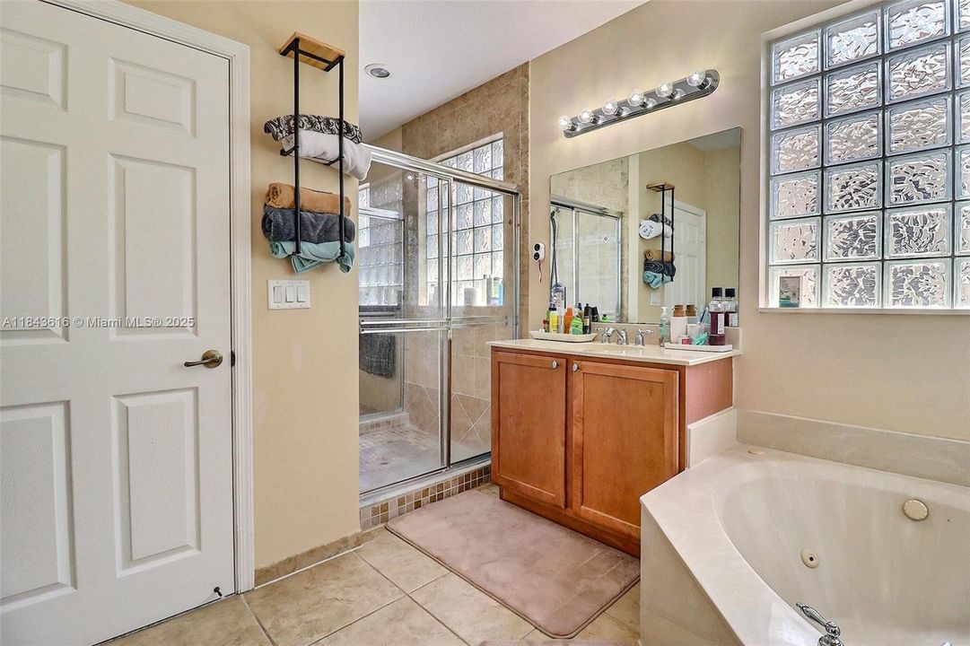 Activo con contrato: $639,900 (5 camas, 3 baños, 3119 Pies cuadrados)