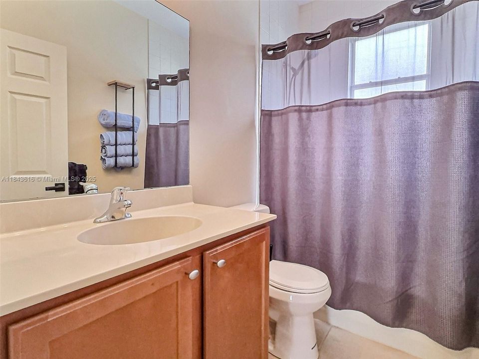 Activo con contrato: $639,900 (5 camas, 3 baños, 3119 Pies cuadrados)