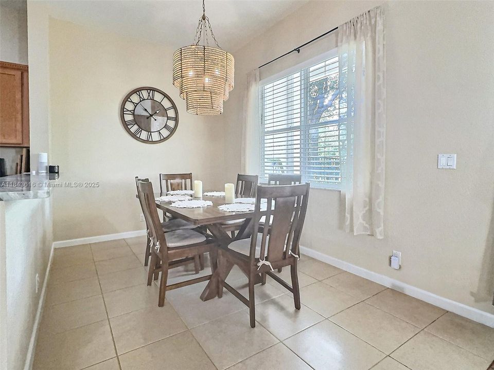 Activo con contrato: $639,900 (5 camas, 3 baños, 3119 Pies cuadrados)