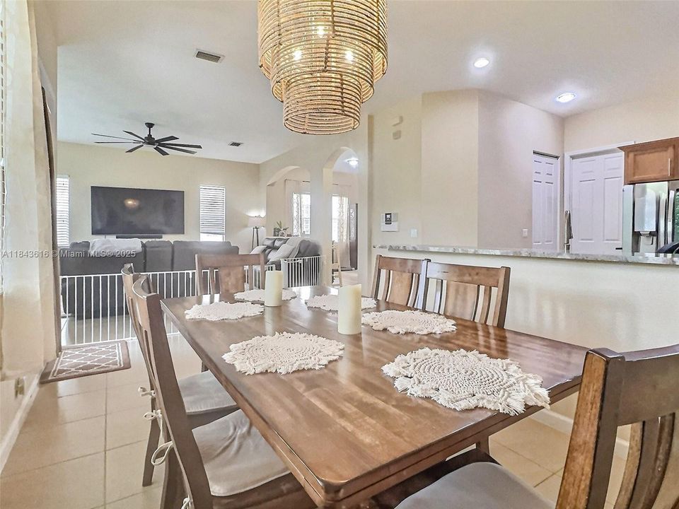 Activo con contrato: $639,900 (5 camas, 3 baños, 3119 Pies cuadrados)