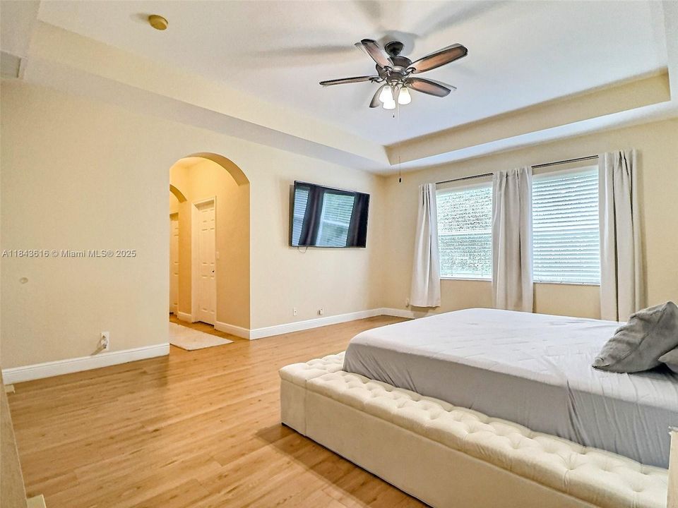 Activo con contrato: $639,900 (5 camas, 3 baños, 3119 Pies cuadrados)