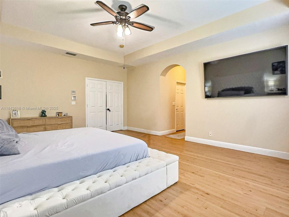 Activo con contrato: $639,900 (5 camas, 3 baños, 3119 Pies cuadrados)