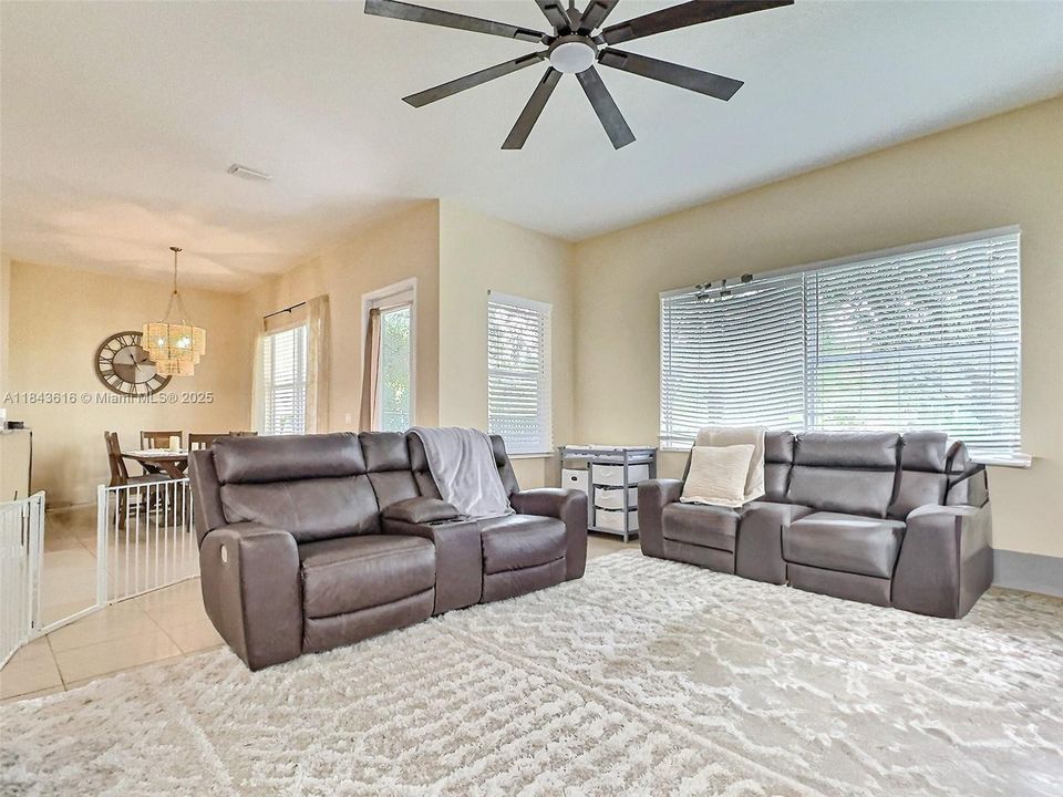 Activo con contrato: $639,900 (5 camas, 3 baños, 3119 Pies cuadrados)