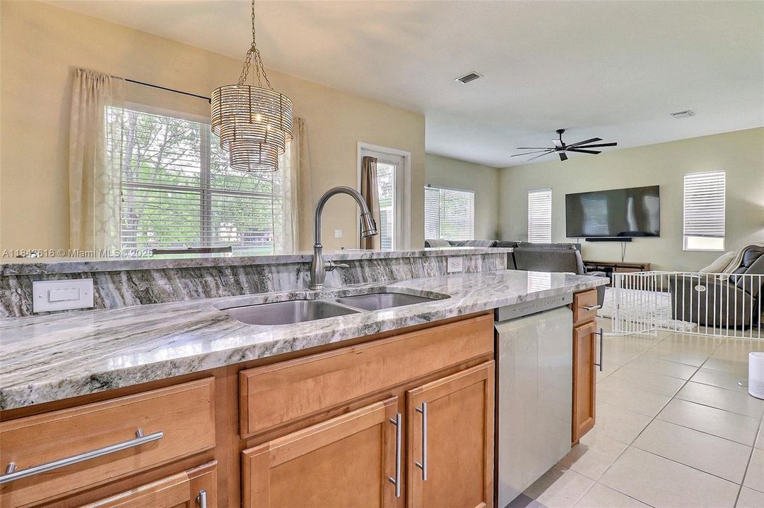 Activo con contrato: $639,900 (5 camas, 3 baños, 3119 Pies cuadrados)