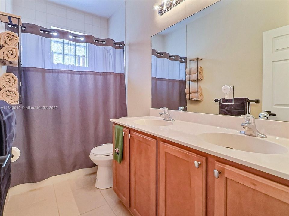 Activo con contrato: $639,900 (5 camas, 3 baños, 3119 Pies cuadrados)