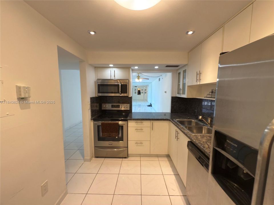 For Sale: $204,000 (2 beds, 2 baths, 1143 Square Feet)