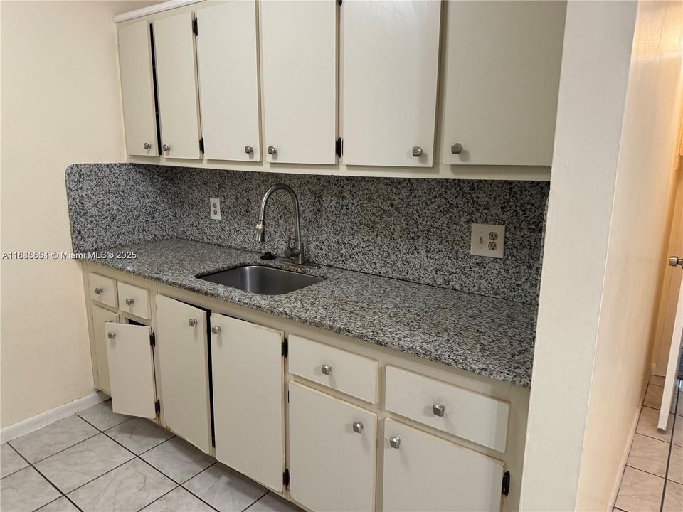 Vendido Recientemente: $98,000 (1 camas, 1 baños, 811 Pies cuadrados)