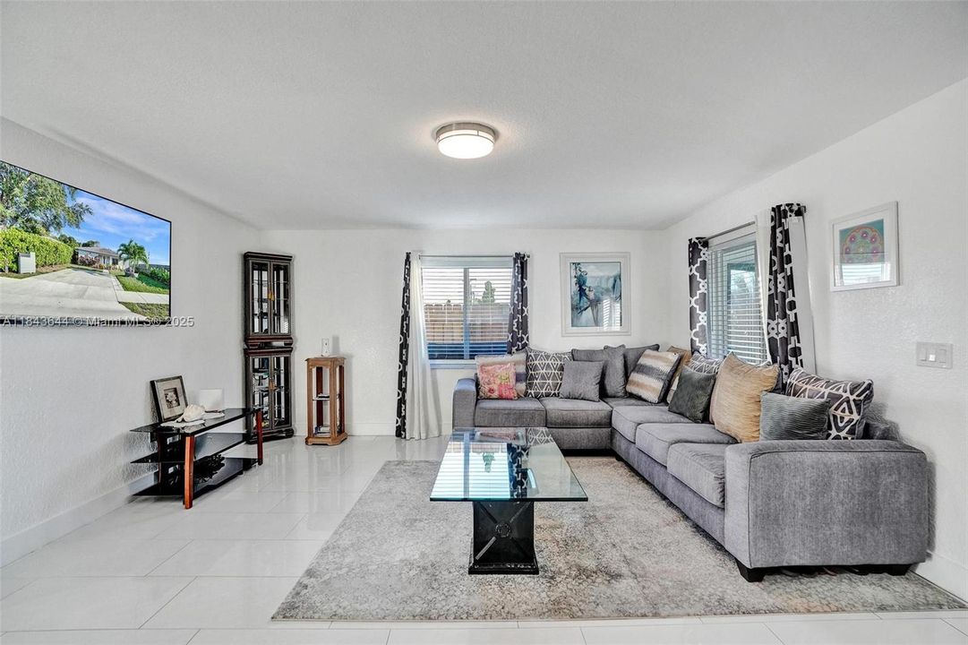 Active With Contract: $505,000 (3 beds, 2 baths, 1290 Square Feet)