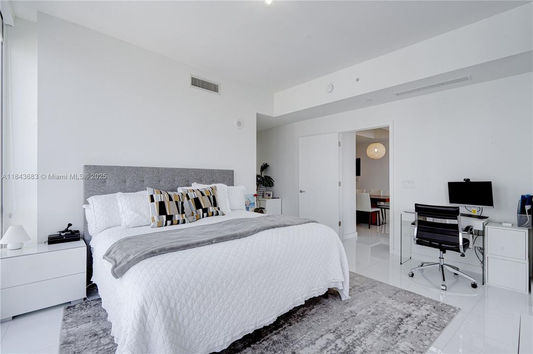 合同活跃: $1,370,000 (3 贝兹, 4 浴室, 2204 平方英尺)