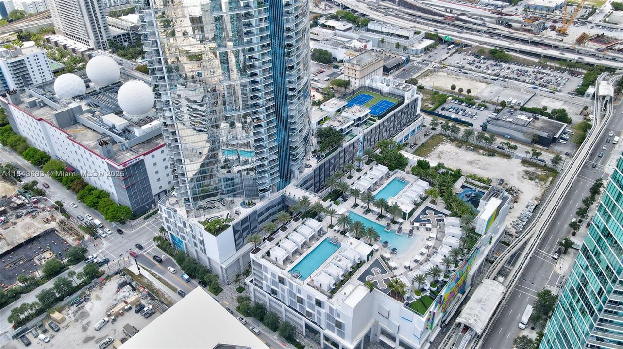 合同活跃: $1,370,000 (3 贝兹, 4 浴室, 2204 平方英尺)