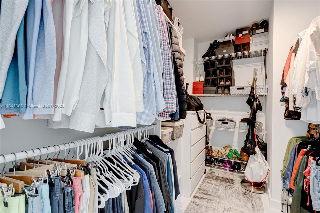 合同活跃: $1,370,000 (3 贝兹, 4 浴室, 2204 平方英尺)