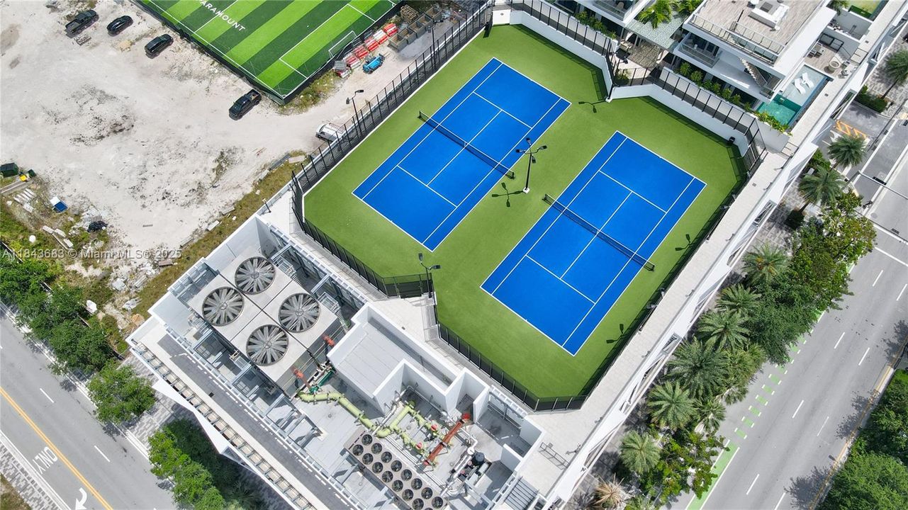 合同活跃: $1,370,000 (3 贝兹, 4 浴室, 2204 平方英尺)