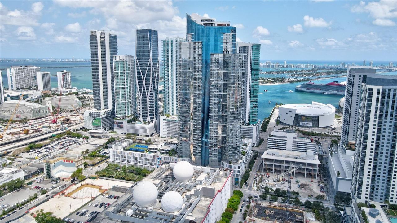 合同活跃: $1,370,000 (3 贝兹, 4 浴室, 2204 平方英尺)