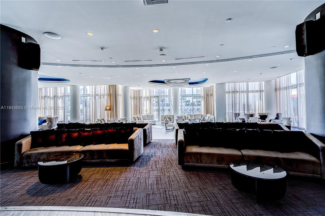 合同活跃: $1,370,000 (3 贝兹, 4 浴室, 2204 平方英尺)