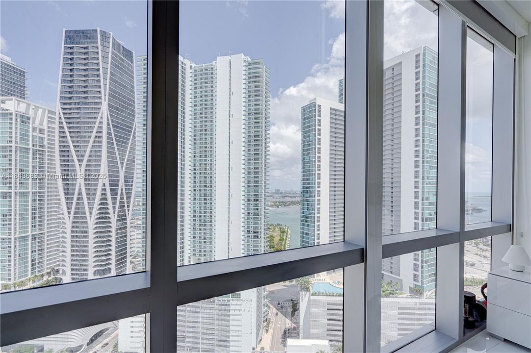 合同活跃: $1,370,000 (3 贝兹, 4 浴室, 2204 平方英尺)