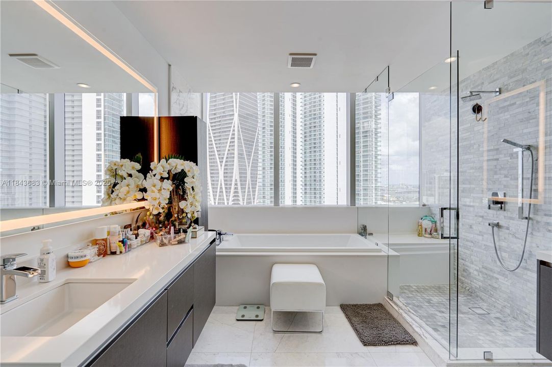 合同活跃: $1,370,000 (3 贝兹, 4 浴室, 2204 平方英尺)