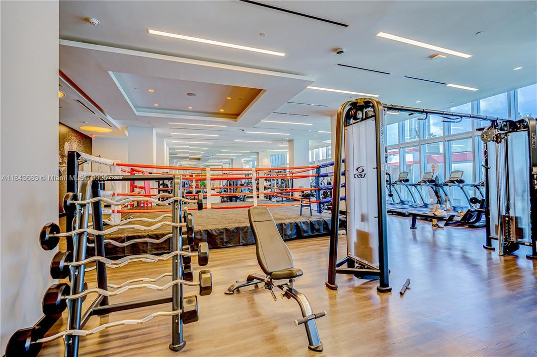 合同活跃: $1,370,000 (3 贝兹, 4 浴室, 2204 平方英尺)