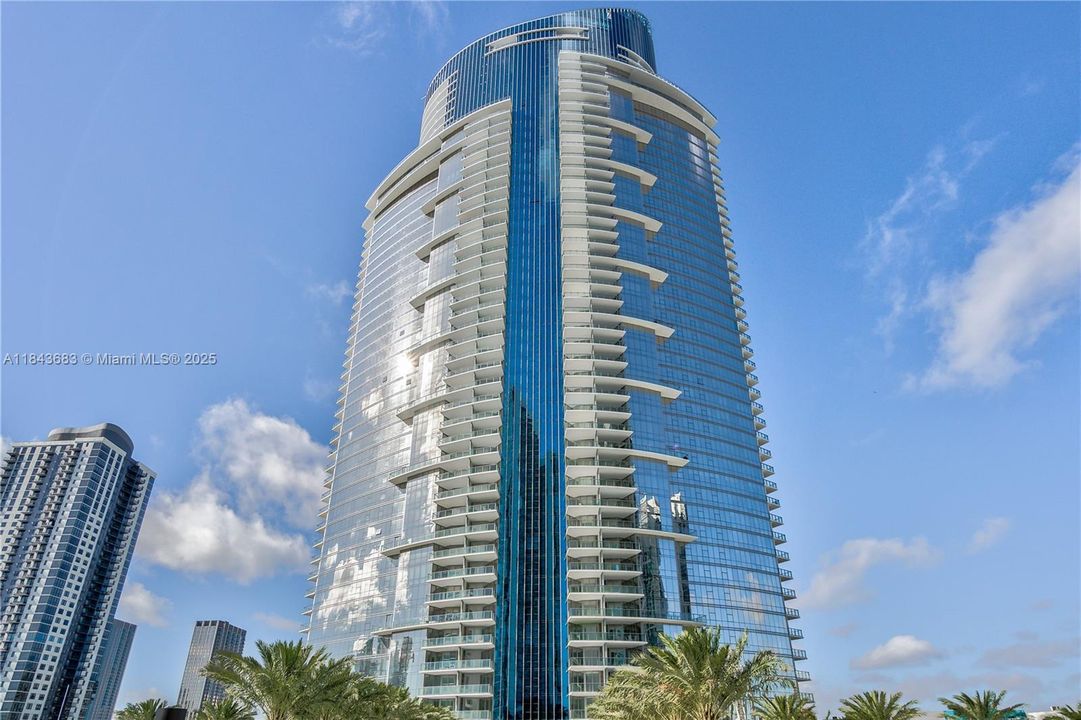 合同活跃: $1,370,000 (3 贝兹, 4 浴室, 2204 平方英尺)