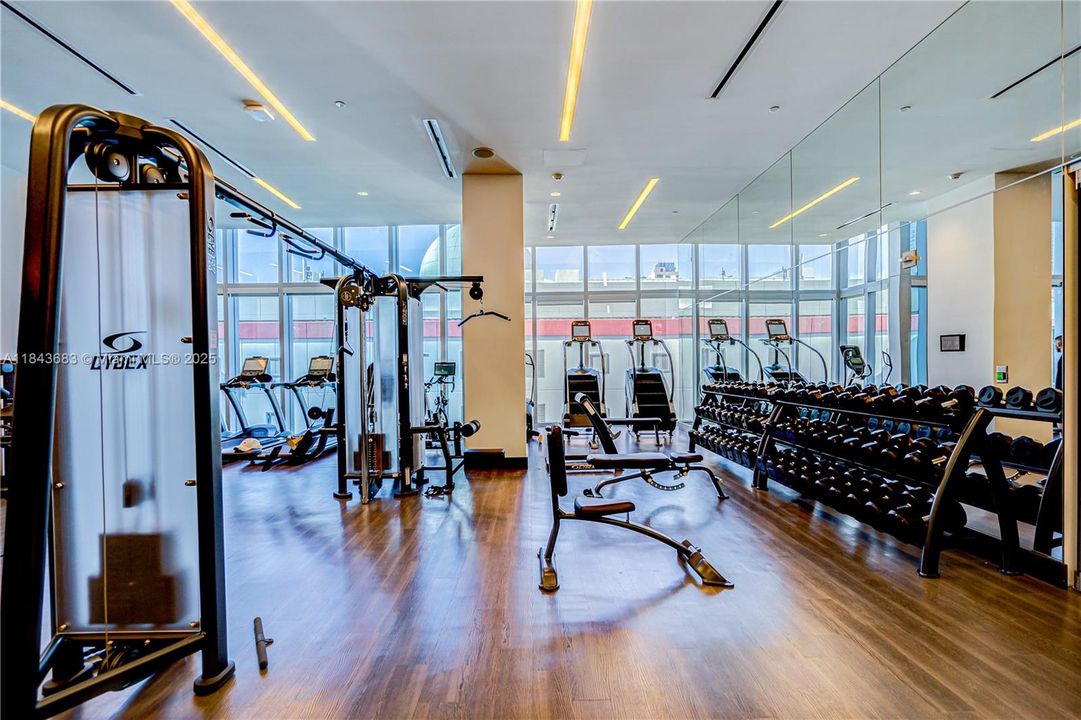 合同活跃: $1,370,000 (3 贝兹, 4 浴室, 2204 平方英尺)