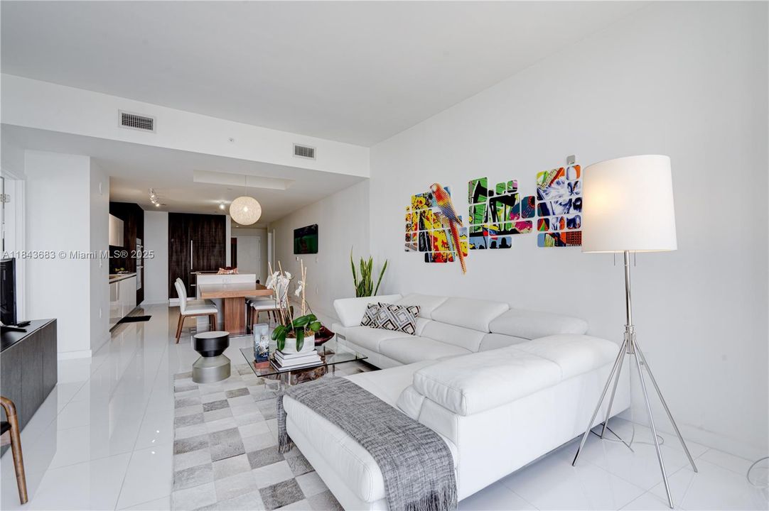 合同活跃: $1,370,000 (3 贝兹, 4 浴室, 2204 平方英尺)