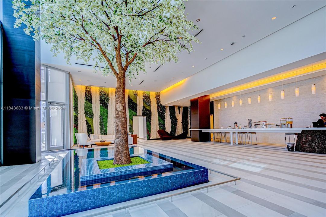 合同活跃: $1,370,000 (3 贝兹, 4 浴室, 2204 平方英尺)