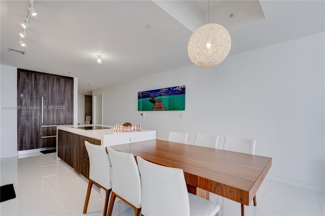 合同活跃: $1,370,000 (3 贝兹, 4 浴室, 2204 平方英尺)