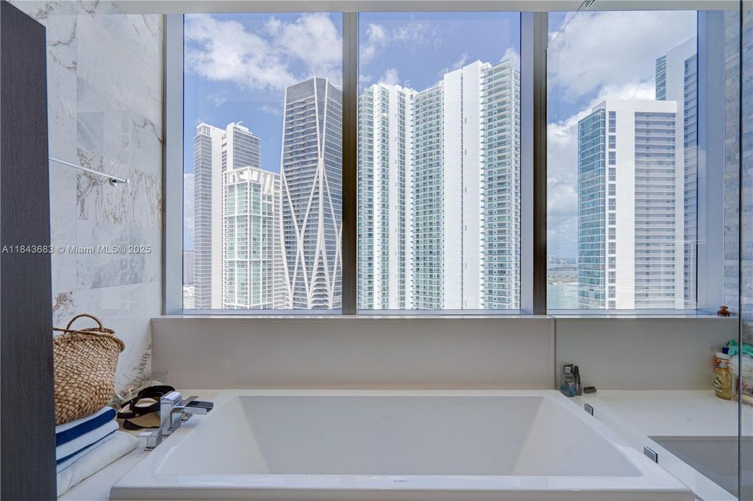 合同活跃: $1,370,000 (3 贝兹, 4 浴室, 2204 平方英尺)