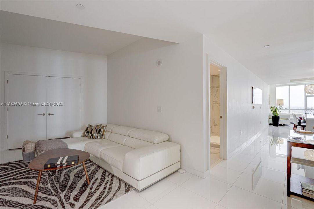 合同活跃: $1,370,000 (3 贝兹, 4 浴室, 2204 平方英尺)