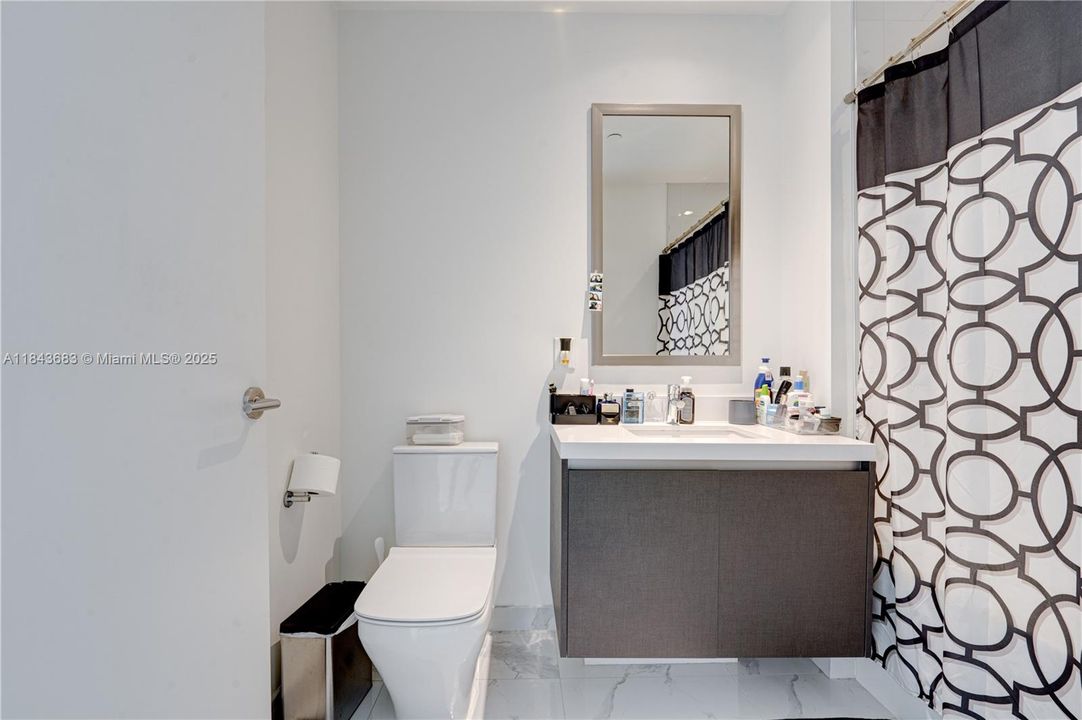 合同活跃: $1,370,000 (3 贝兹, 4 浴室, 2204 平方英尺)