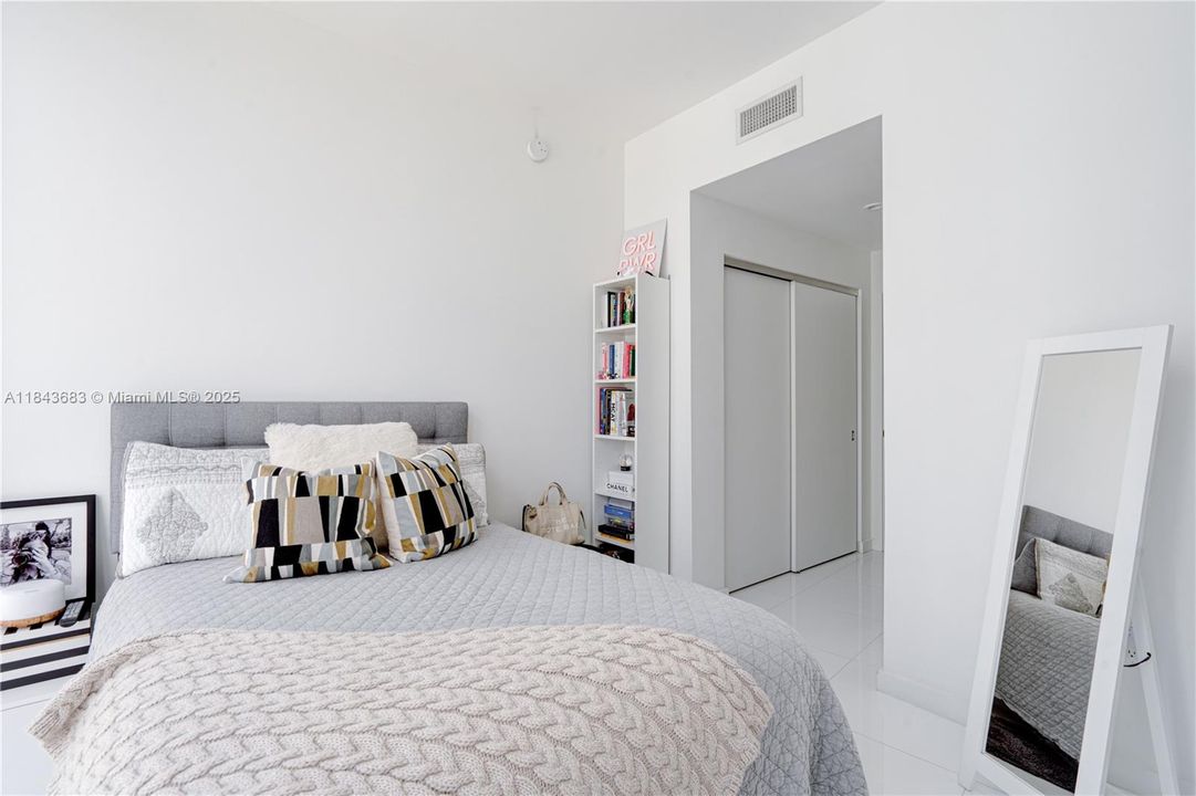 合同活跃: $1,370,000 (3 贝兹, 4 浴室, 2204 平方英尺)