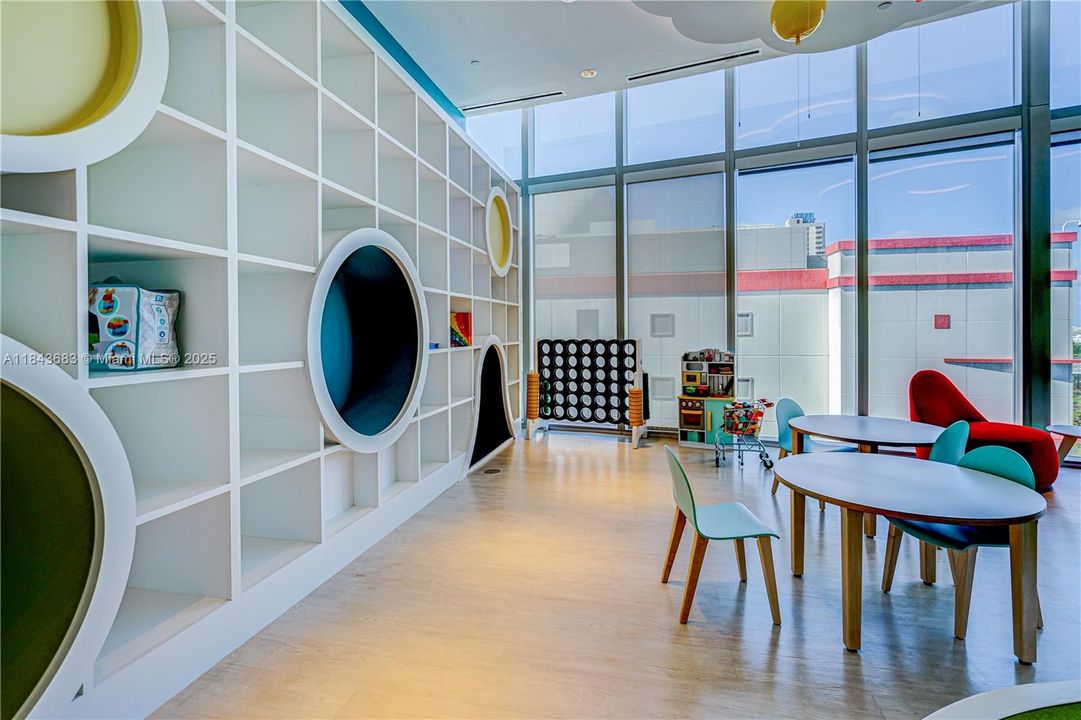 合同活跃: $1,370,000 (3 贝兹, 4 浴室, 2204 平方英尺)