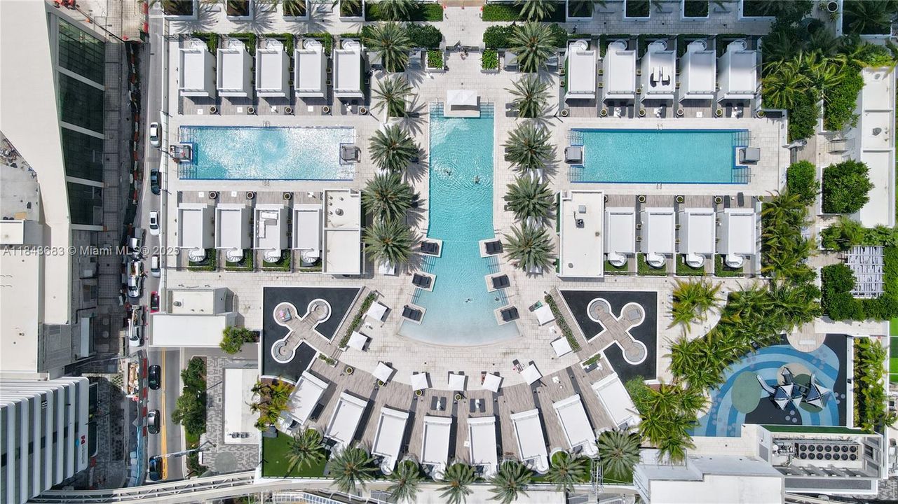 合同活跃: $1,370,000 (3 贝兹, 4 浴室, 2204 平方英尺)