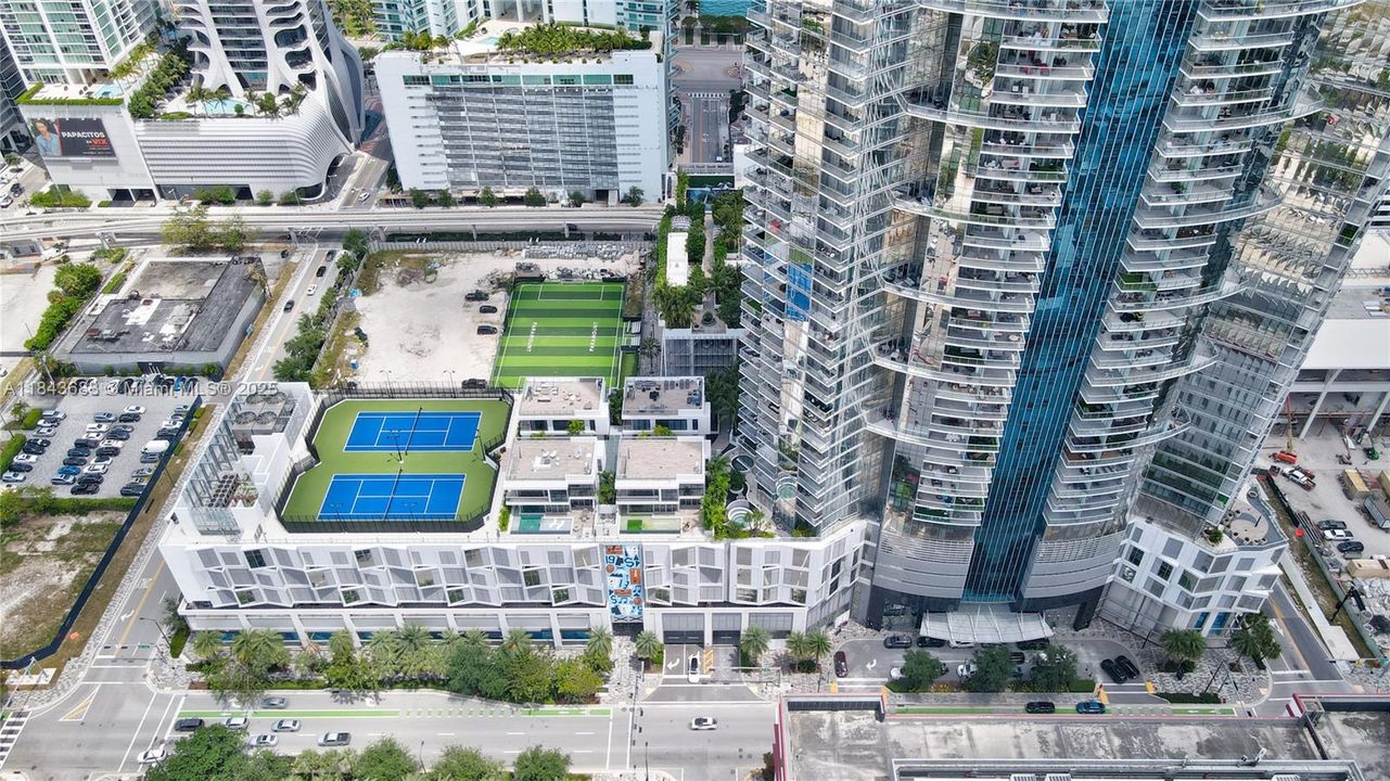 合同活跃: $1,370,000 (3 贝兹, 4 浴室, 2204 平方英尺)