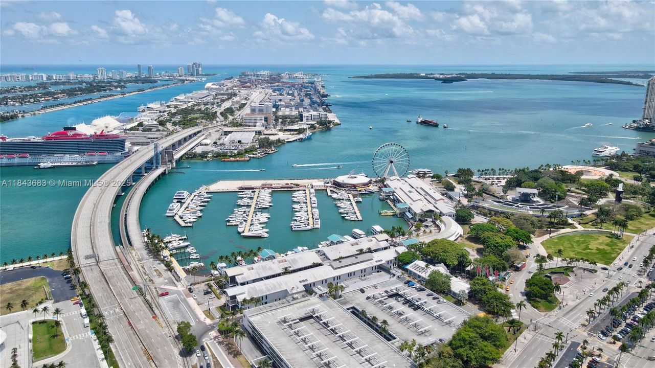 合同活跃: $1,370,000 (3 贝兹, 4 浴室, 2204 平方英尺)