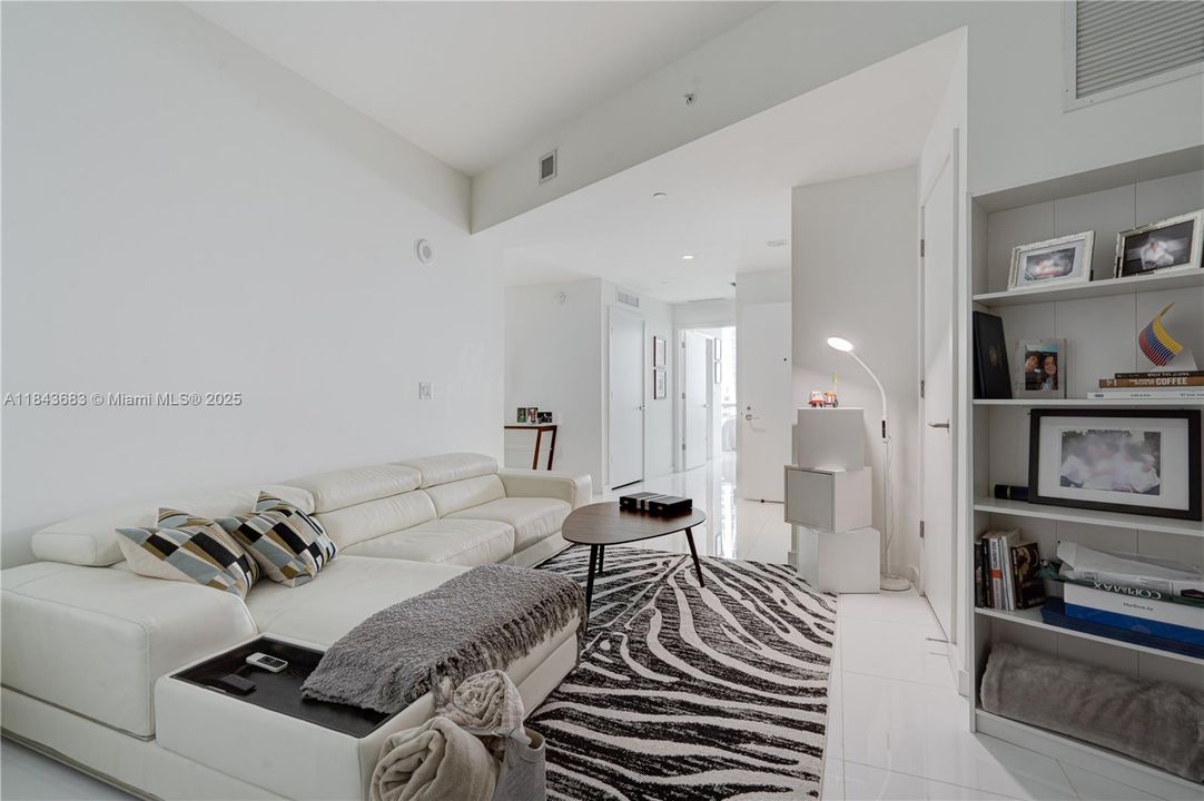 合同活跃: $1,370,000 (3 贝兹, 4 浴室, 2204 平方英尺)