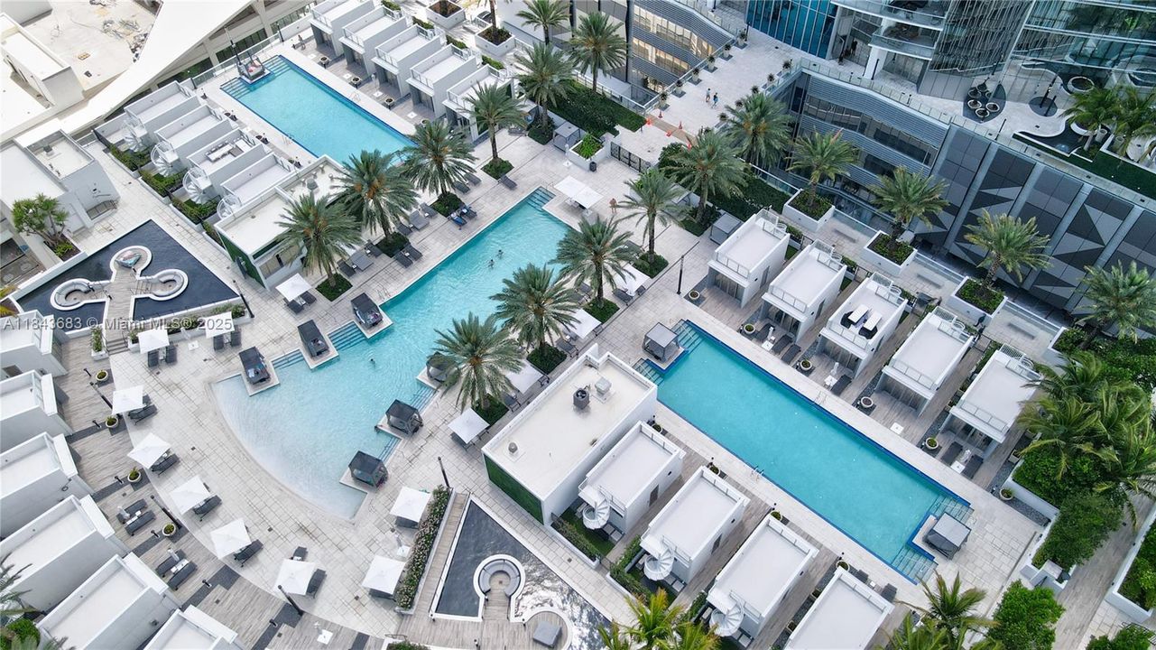 合同活跃: $1,370,000 (3 贝兹, 4 浴室, 2204 平方英尺)