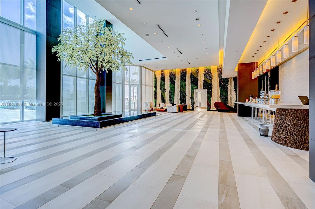 合同活跃: $1,370,000 (3 贝兹, 4 浴室, 2204 平方英尺)