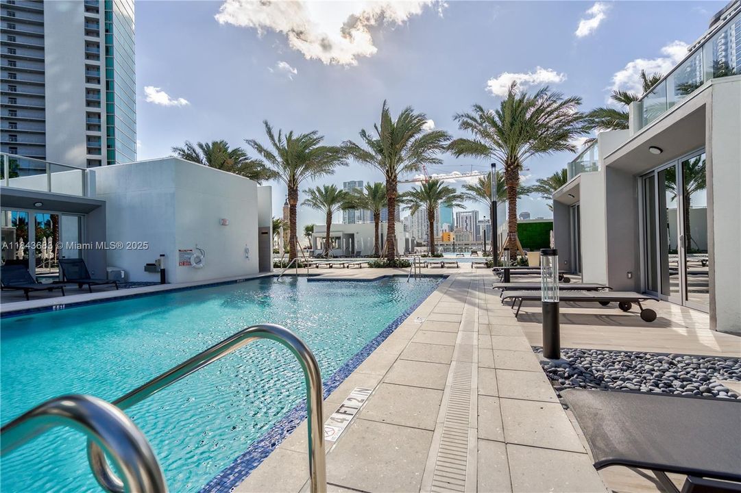 合同活跃: $1,370,000 (3 贝兹, 4 浴室, 2204 平方英尺)