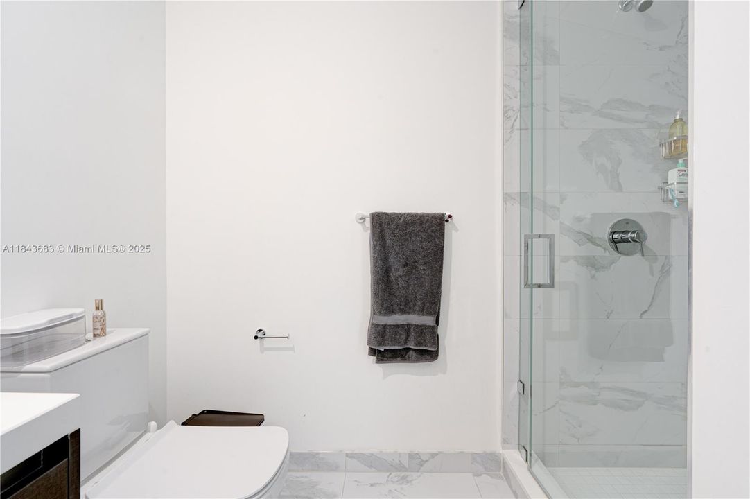 合同活跃: $1,370,000 (3 贝兹, 4 浴室, 2204 平方英尺)