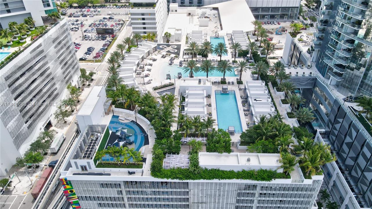 合同活跃: $1,370,000 (3 贝兹, 4 浴室, 2204 平方英尺)